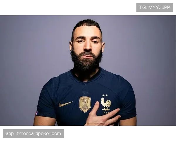 特写:前法国国脚本泽马回归里昂主场,获全场起立鼓掌