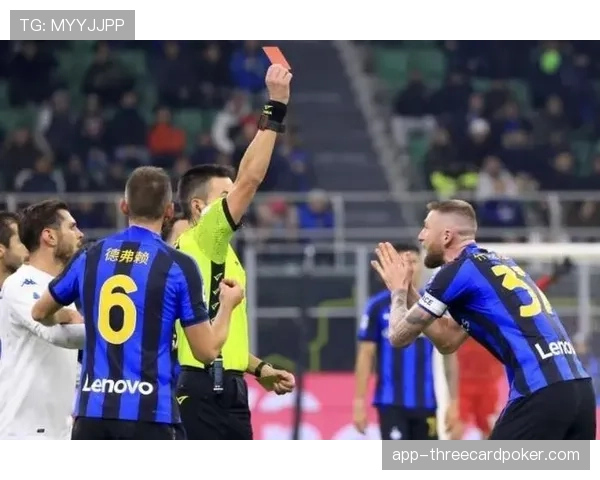 特写：看台上，伤缺的什克里尼亚尔紧张注视国米防守